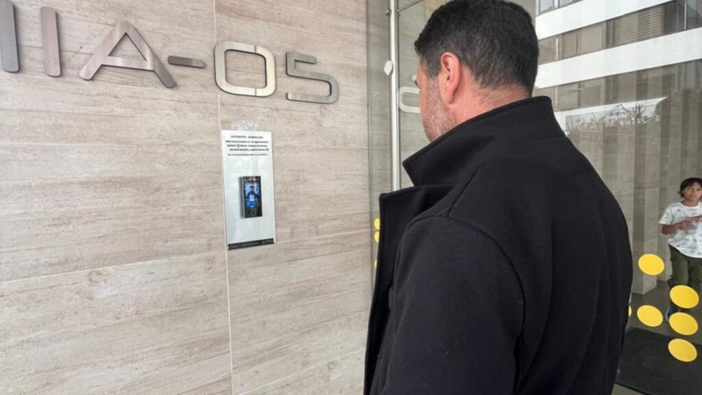 Ingreso al edificio peatonalmente